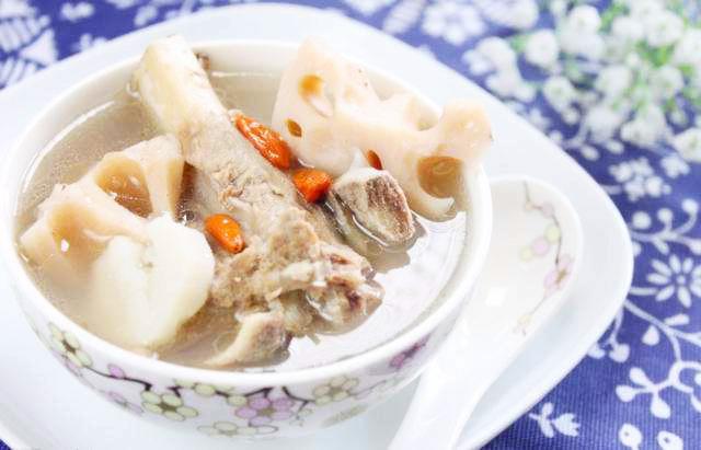 Chỉ cho trẻ ăn nước hầm xương