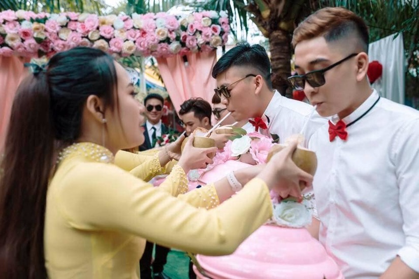 Đoàn bê tráp nhà trai đang nỗ lực thực hiện thử thách của nhà gái.