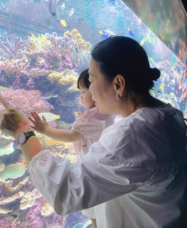 Mới đây, bức ảnh ghi lại cảnh mẹ chồng và con gái nhỏ Sophie trong chuyến du lịch của cả Shbet111 slot, casino, thể thao, xổ số đã nhận sự quan tâm từ đông đảo khán giả ngay khi Đặng Thu Thảo đăng tải. Có thể nói đây cũng là lần đầu tiên người đẹp chia sẻ hình ảnh mẹ chồng lên trang cá nhân nên càng gây chú ý lớn. Điều này cũng thay cho lời khẳng định mối quan hệ của Đặng Thu Thảo và mẹ chồng rất tốt đẹp. Đặc biệt ở phần bình luận, khi Cao Thiên Trang nói “bà nội cưng quá cưng em luôn”, Đặng Thu Thảo cũng lập tức trả lời và gửi lời khen đến mẹ chồng: “Hai bà cháu dễ thương lắm luôn em”.    