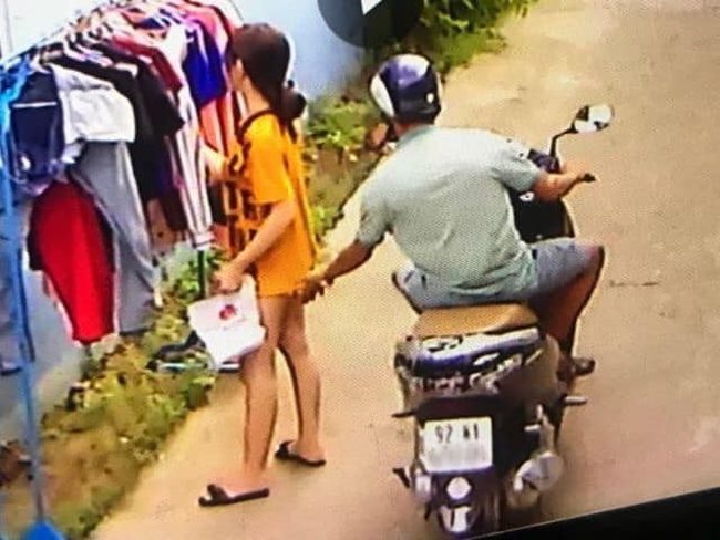 Cô gái bị người đàn ông trung niên sàm sỡ.