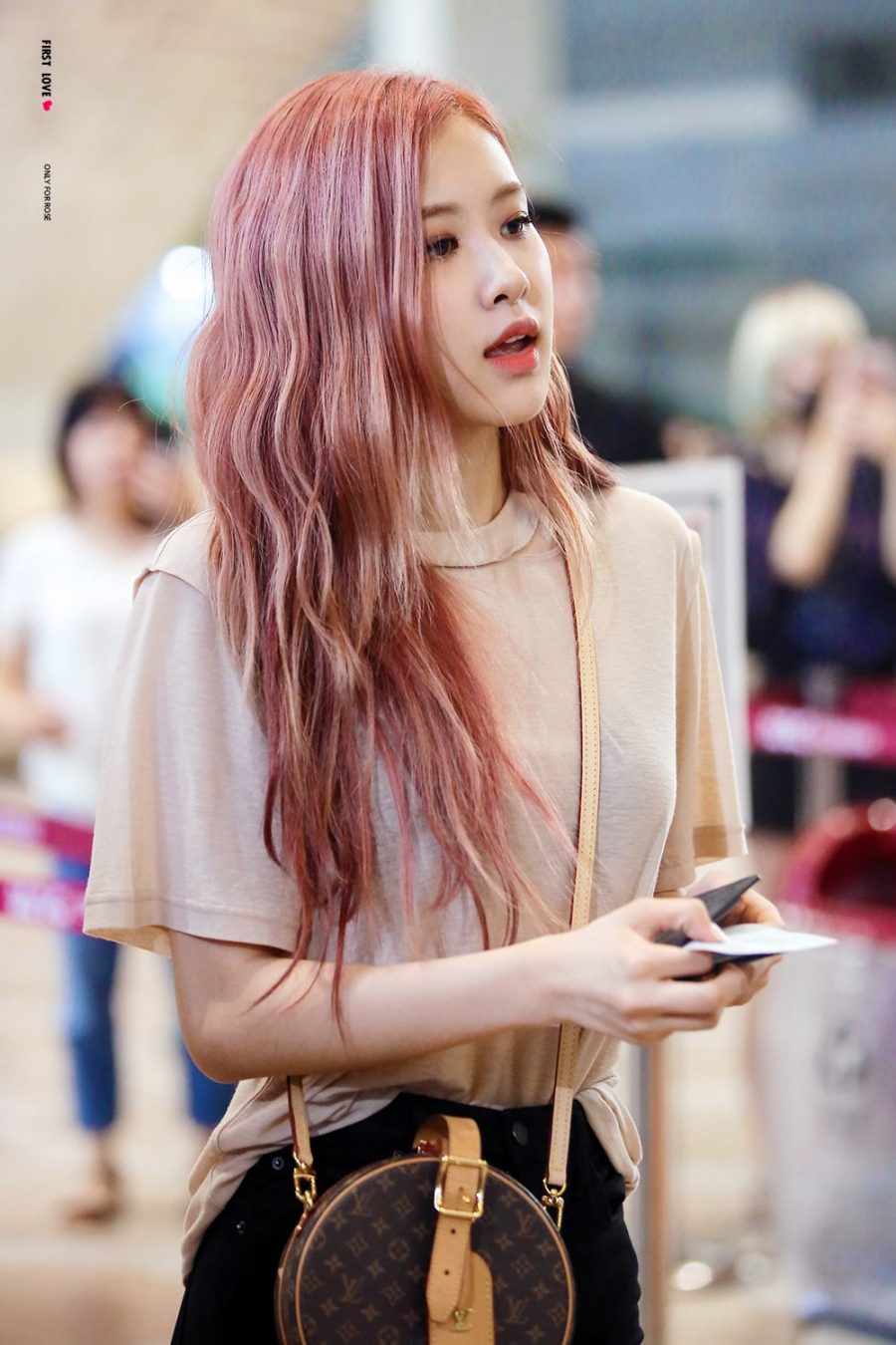 Thật may mắn khi Rose lại là ngoại lệ. Ai nhuộm tóc hồng xấu thì không biết chứ Rose nhuộm thì chỉ có thể là hoàn hảo.