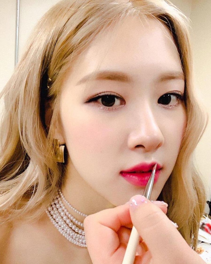 Dù là trang điểm đơn giản hay trang điểm để bắt sân khấu Rosé vẫn tỏa sáng với màu son 