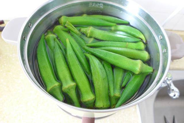 Không cắt bỏ cuống đậu bắp trước khi luộc