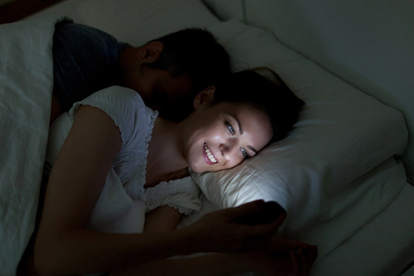 dung-dien-thoai-ban-dem-gay-ung-thu-02