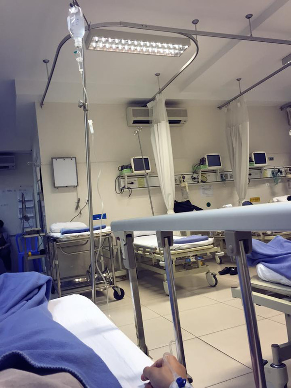 Anh chàng ngất xỉu giữa đường vì đợi bạn đi ăn.