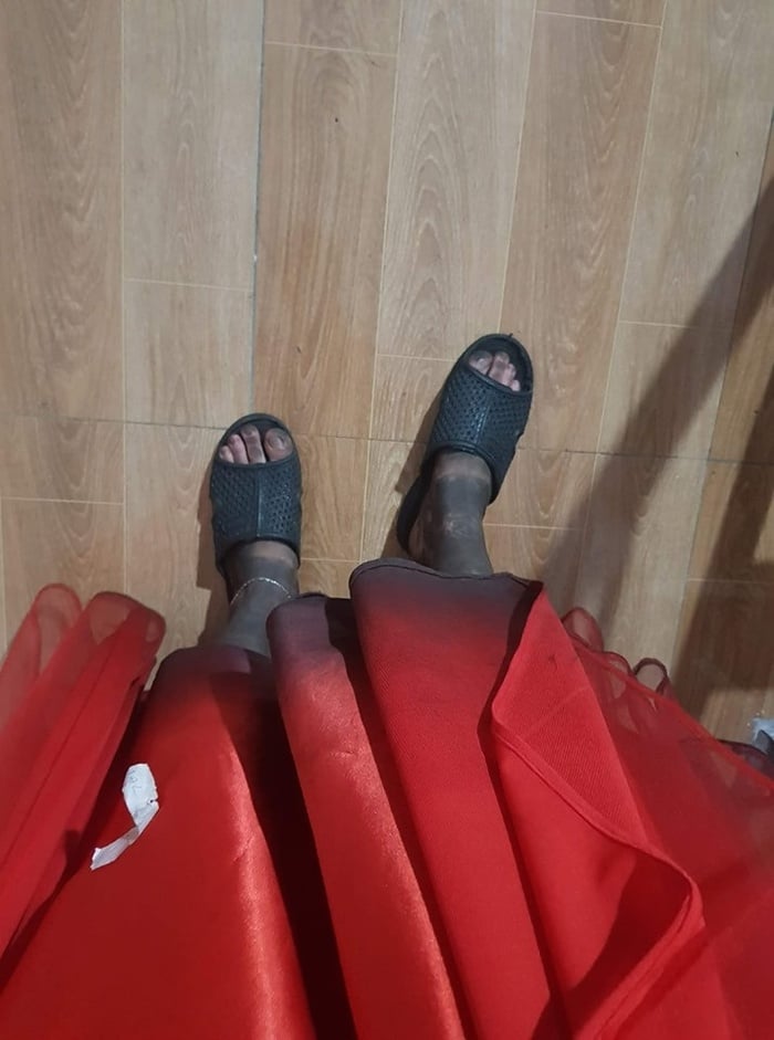 Đôi chân lấm lem của cô dâu trong ngày cưới.