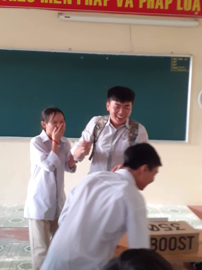 Nam sinh đã vô cùng bất ngờ với món quà của các bạn nữ.