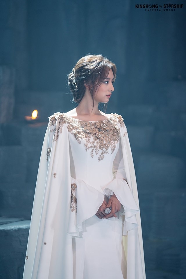 Tan Ya đã trở thành người đứng đầu bộ lạc White Mountain sau khi được chứng minh là hậu duệ thực sự của các vị thần Arth