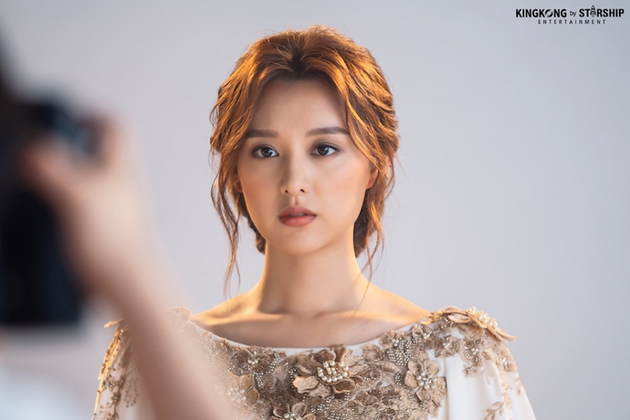 Tạo hình trong phần mới của Kim Ji Won cũng có nhiều thay đổi khi tôn lên nét đẹp kiêu sa và băng lãnh của người đẹp