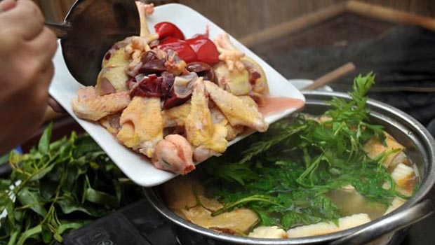 Khi nấu lẩu gà nên cho sả