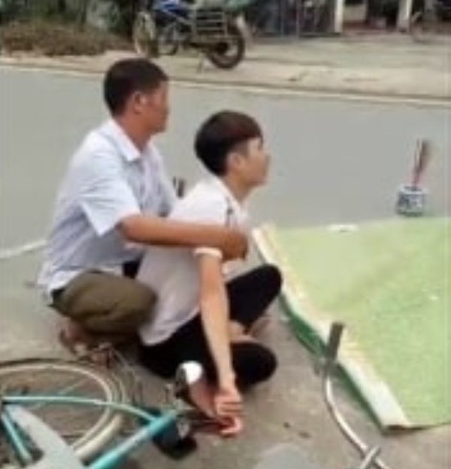 Người chồng gào khóc bên thi thể vợ.