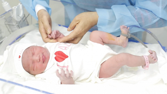 Hình ảnh  cận gương mặt xinh xắn của con gái Lê Phương.