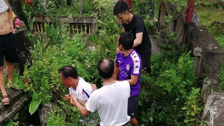 Đối tượng nghi bắt cóc trẻ em bị người dân bắt giữ.
