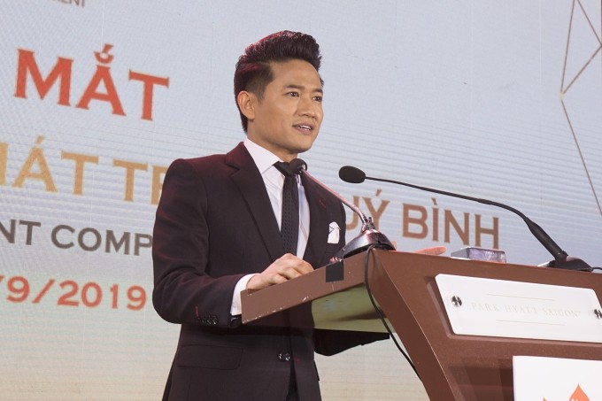 Bản thân anh cũng thừa nhận bạn gái anh đang quen là một doanh nhân giàu có. Trước những thông tin này, trên các trang mạng xã hội, nhiều ý kiến cho rằng Quý Bình lấy tiền của người yêu để làm vốn kinh doanh. Đối diện với những thông tin sai lệch làm ảnh hưởng đến hình ảnh của mình, Quý Bình bộc bạch: 