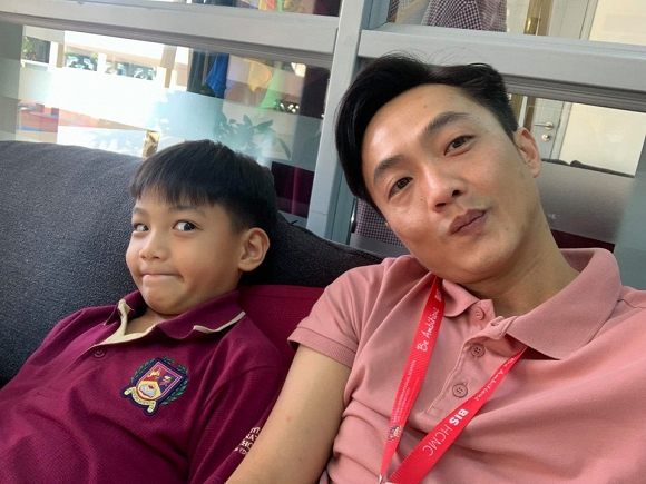 Cường Đô la đăng ảnh cùng con trai và tự khen giống hai anh em.