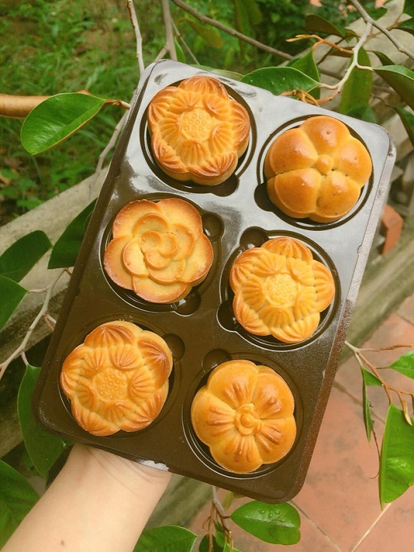 Bánh Trung thu tạo hình hoa đẹp mắt.