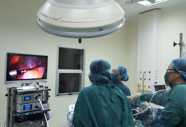 Các bác sĩ thành công trong việc Shbet888 tiền thưởng cực khủng bóc tách u nang buồng trứng cho bé gái 7 tuổi ở Quảng Ninh.