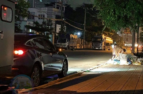 Khoảnh khắc người tài xế ô tô rọi đèn cho 2 mẹ con nhặt ve chai.
