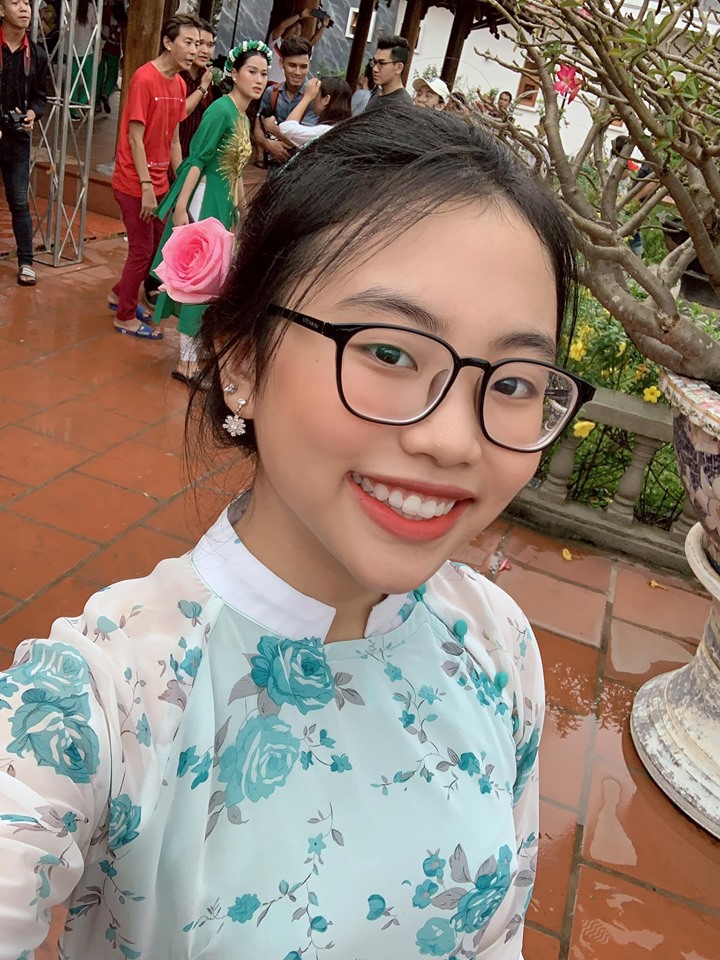 Phương Mỹ Chi diện áo dài cách tân tới nhà thờ Tổ nghề.