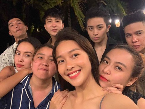 Cách đây không lâu, Gil Lê và Hoàng Thùy Linh đã cùng nhóm bạn thân Khả Ngân, Bê Trần, Mai Phương Thúy, Cường Seven, Ngọc Anh... đi du lịch tới Phú Quốc. Và đặc biệt hầu hết các bức ảnh đăng tải thì cặp đôi này đều đứng cạnh nhau.