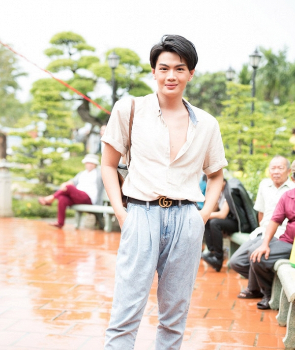Đào Bá Lộc mặc áo không cài hết cúc khi đi cúng Tổ nghề sân khấu.