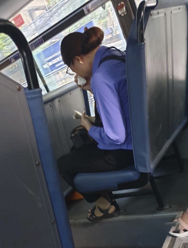 Nữ phụ xe bật khóc trên xe khiến ai cũng thương cảm.