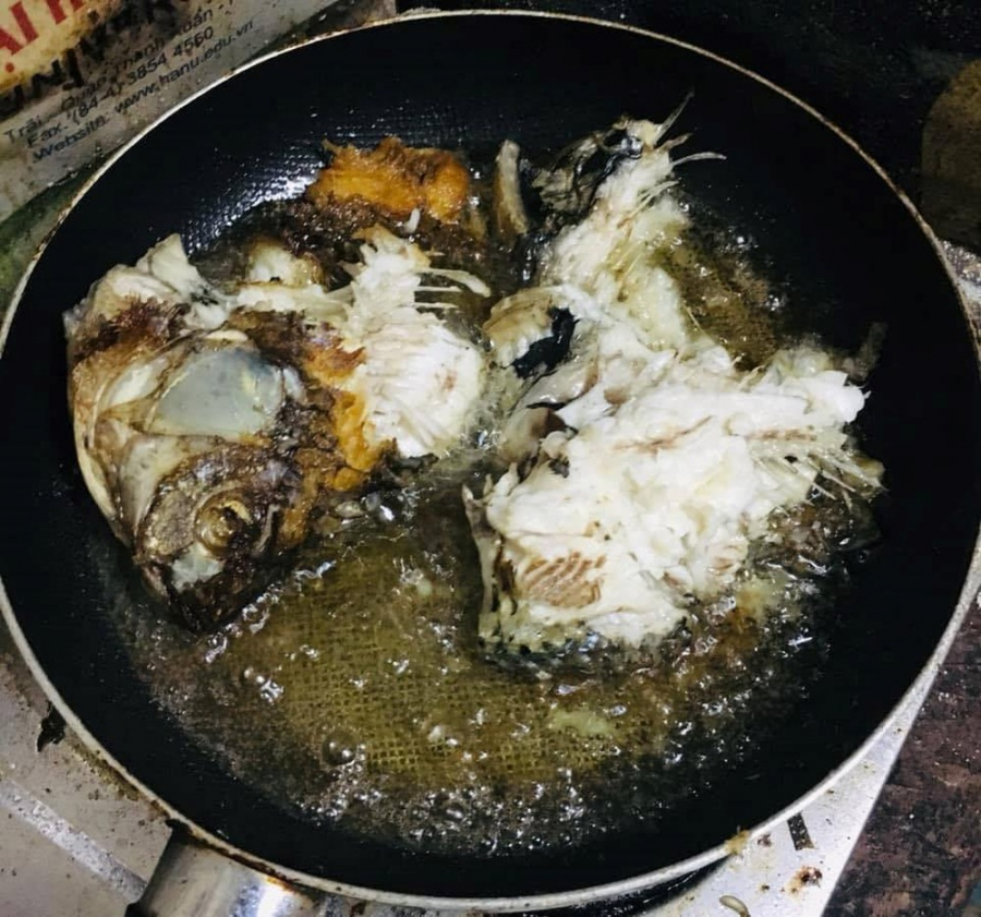 Rán cá quá kỹ khiến bị cháy