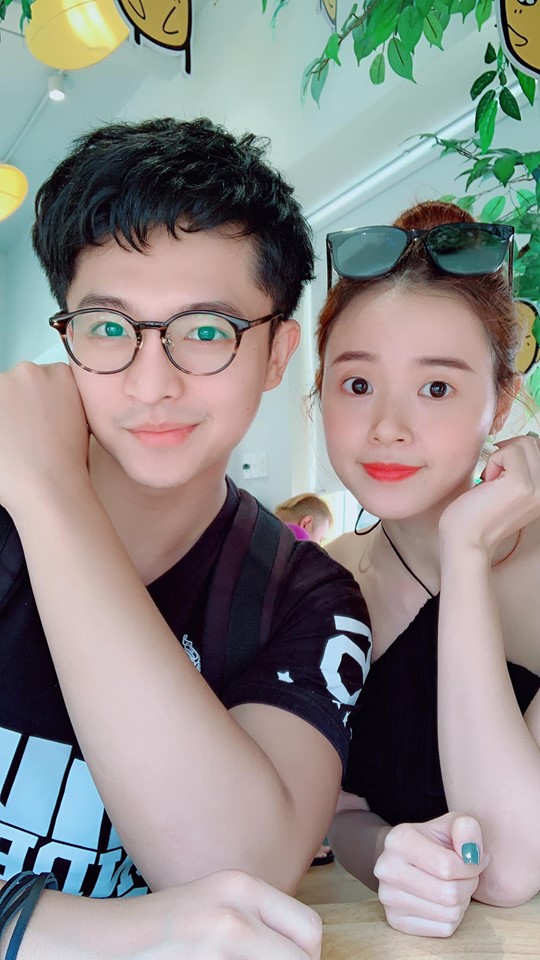 Sau rất nhiều đồn đoán về tình cảm, mới đây, Midu lại tiếp tục hâm nóng trang cá nhân khi đăng tải loạt khoảnh khắc thân thiết mới của cả hai. Midu khoe được Harry Lu tặng bánh trung thu. Và cả hai đã có những biểu cảm vô cùng nhí nhảnh và đáng yêu khi lên sóng. Fan bình luận 