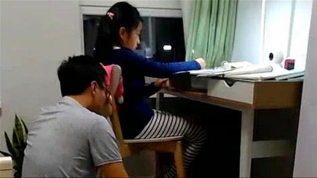 Số lượng bài tập của con quá nhiều khiến phụ huynh cũng phải kèm đến tận khuya đêm.