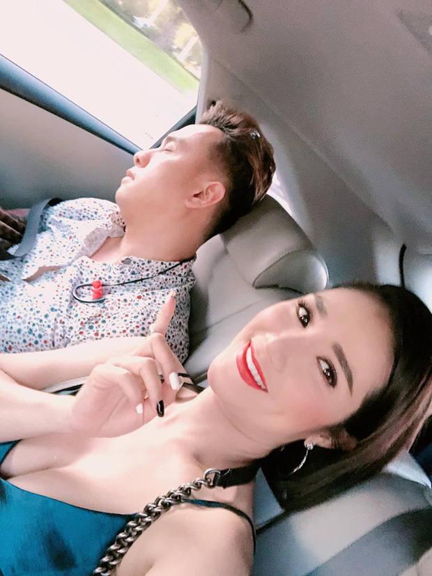 Khoảnh khắc dễ thương khi Hàn Thái Tú ngủ gật trên đường đi đón Cát Tường được nữ MC chia sẻ trên trang cá nhân.    