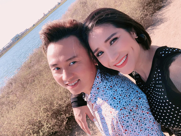 Không lâu sau, hình ảnh cặp đôi khoác vai nhau đầy tình tứ khi tin đồn 