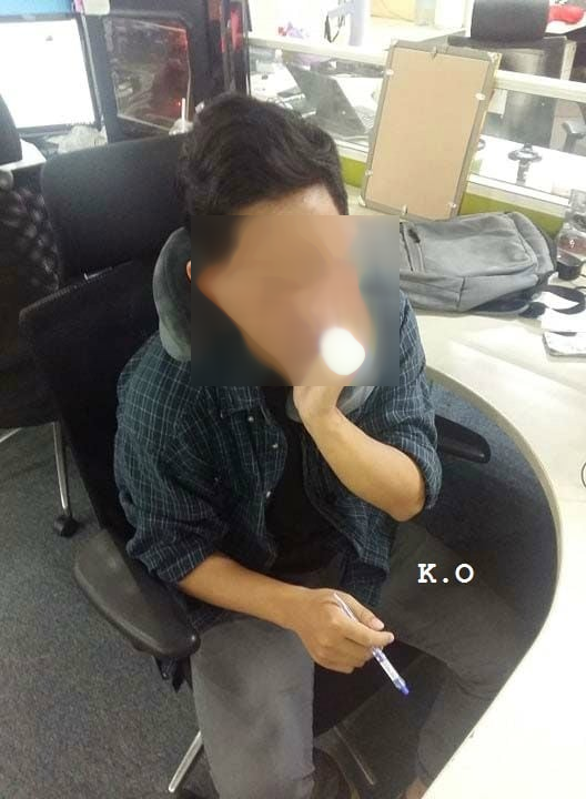 Hậu quả là anh chàng đã bị gãy 1 chiếc răng.
