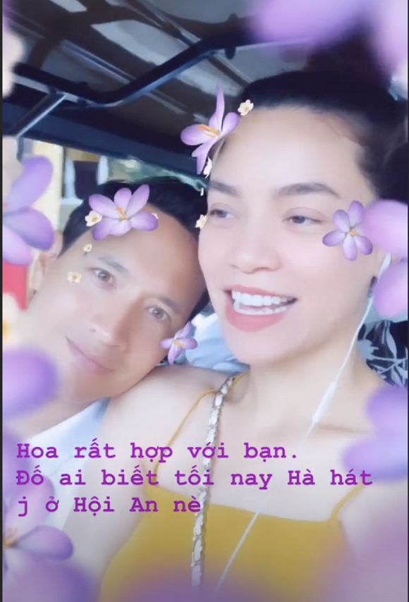 Kim Lý tựa đầu vào vai Hà Hồ vô cùng tình cảm. Cả hai trông ngày càng giống nhau.  