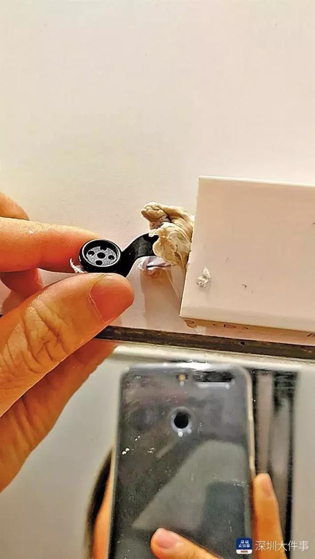 Hóa ra đó là một chiếc camera quay lén.