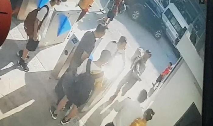 Cháu bé được bế từ trên xe ô tô xuống. 