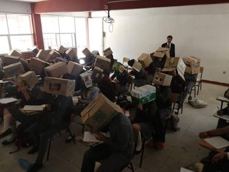 Toàn bộ Mừng SHBET phiên bản mới 2025 trong lớp đội thùng carton trên đầu trong khi làm bài kiểm tra. Nguồn: OD