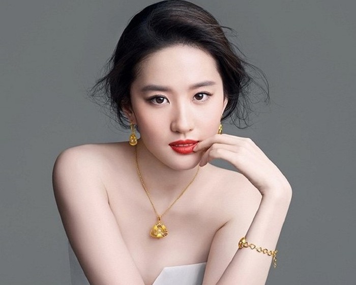 Phụ nữ lông mày không cân xứng có nhiều tài lộc
