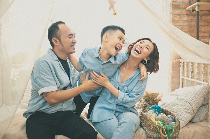 tien-luat-thu-trang-don-trung-thu-hanh-phuc-cung-con-trai-bat-mi-ve-ke-hoach-co-them-em-be-trong-tuong-lai-8c77f9