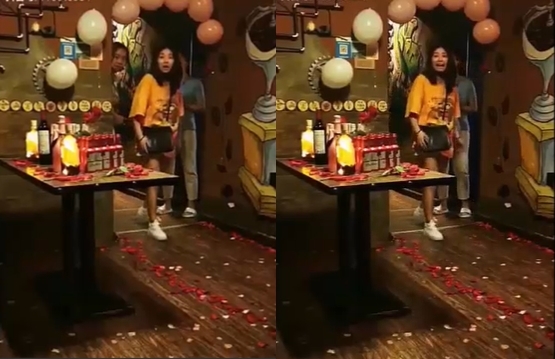 Biểu cảm của cô gái khiến ai nấy đều ngỡ ngàng.