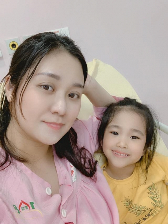 Sau khi sinh con thứ hai, vợ Tự Long xót ruột khi thấy con gái đầu ngủ ngoài phòng khách một mình.  