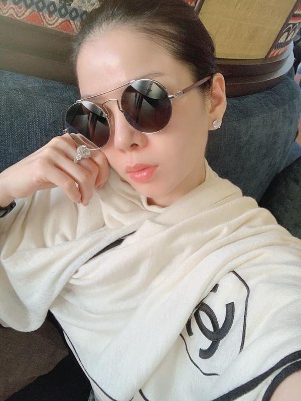 khong-diem-phan-to-son-le-quyen-van-tu-tin-gio-may-chup-hinh-selfie-70847282_2521652571400317_6679717796563124224_o-1568374034-723-width600height800