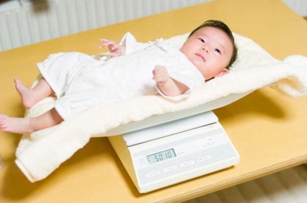 Nhìn bàn chân biết con cao hay thấp