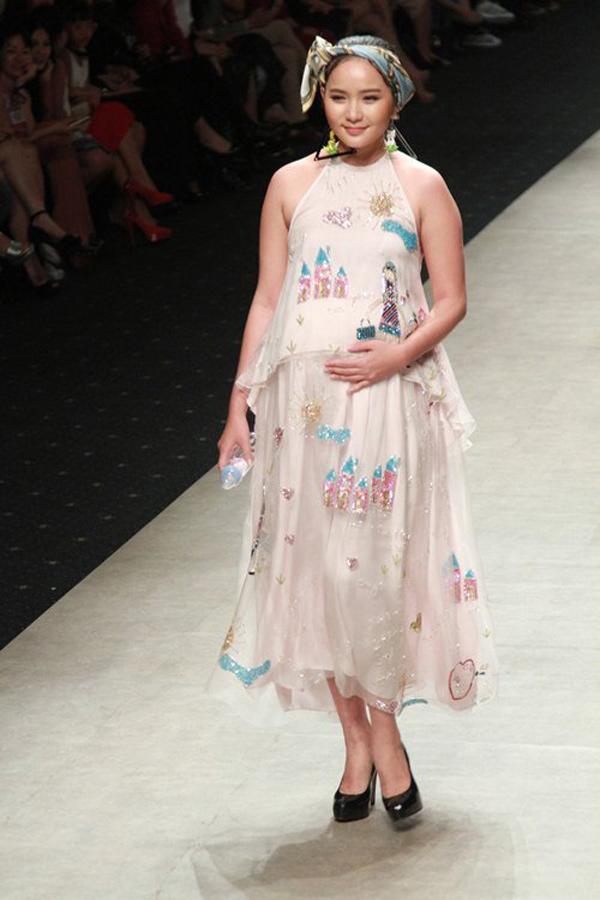 Phan Như Thảo thậm chí còn tự tin sải bước trên sàn catwalk cùng đôi giày cao gót trong lúc bụng bầu to vượt mặt.