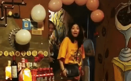 Cô nàng khóc thét khi được người yêu cầu hôn.