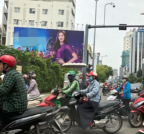 Ngay sau dòng trạng thái gây chú ý của bà xã, mới đây, Louis Nguyễn vừa đăng tải trên trang cá nhân hình ảnh tấm poster quảng cáo có hình Tăng Thanh Hà. Anh tỏ ra khá phấn khích, gửi lời chào “Hello” và không quên gắn thẻ vợ trên Instagram. Động thái dễ thương như bày tỏ sự ngưỡng mộ tới bà xã của Louis Nguyễn nhanh chóng nhận được sự quan tâm và thích thú từ cư dân mạng. Hà Tăng cũng đã có phản ứng dưới bài đăng của chồng ngầm phủ nhận tin đồn hôn nhân lục đục.