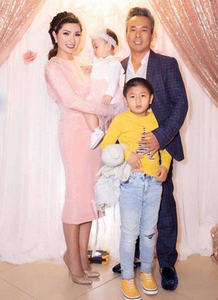 Thông tin Nguyễn Hồng Nhung và doanh nhân Việt kiều Mỹ - Minh Quân chia tay sau 4 năm chung sống khiến dư luận không khỏi bất ngờ. Theo đó, diễn viên Đức Tiến - quản lý truyền thông của Nguyễn Hồng Nhung cho biết cả hai chia tay nhau trong hòa bình.    