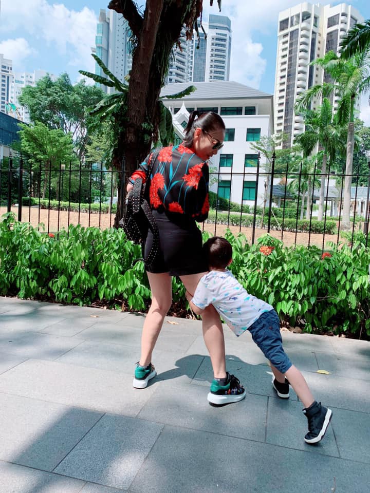 Từ khi chào đời, bé Gấu luôn được bố mẹ giấu kín diện mạo. Những hình ảnh đời thường của bé luôn được chia sẻ lên mạng xã hội nhưng khéo léo che lại gương mặt.
