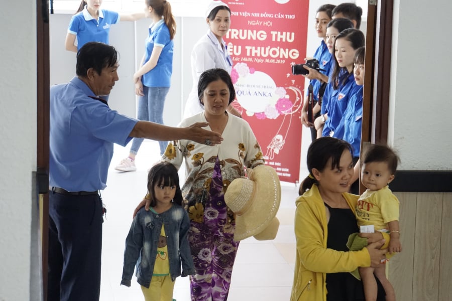 Phụ huynh và bệnh nhi tại bệnh viện Cần Thơ háo hức tham gia hoạt động Trung thu hiếm hoi nơi bệnh viện. (Ảnh: Anka Milk)