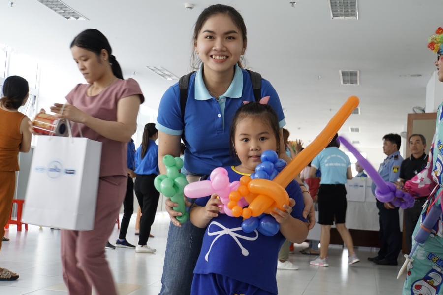 Các em nhỏ được tặng bóng bay tạo hình các con vật, sữa nước và còn được nghe chú Cuội kể chuyện, xem xiếc rất vui. (Ảnh: Anka Milk)