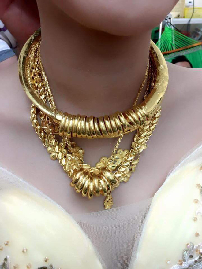 Những chiếc vòng vàng nặng trĩu trên cổ cô dâu.